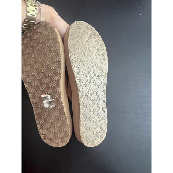 Ugh Flip Flops - Picture 3 of 4